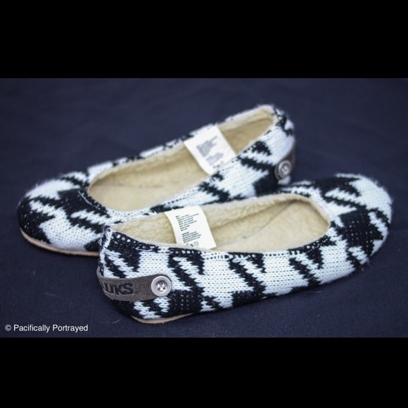 Black and white houndstooth flats size 6 - Picture 3 of 8